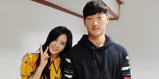 Những khoảnh khắc idol K-pop chụp ảnh cùng người hâm mộ